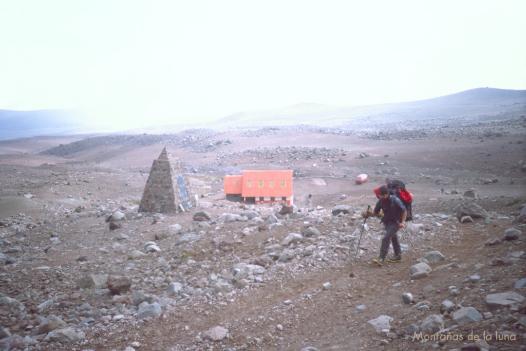 Jesús subiendo al Refugio Whymper, abajo queda el Refugio Hermanos Carrel a 4.856 mts., el aparcamiento y el monumento a los fallecidos delante